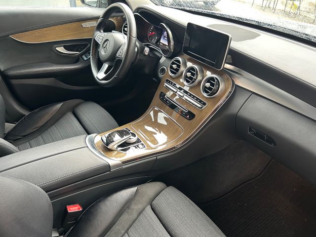 Fahrzeugabbildung Mercedes-Benz C 180 Autom.+Navi+LED+BT+SHZ+Teilleder+
