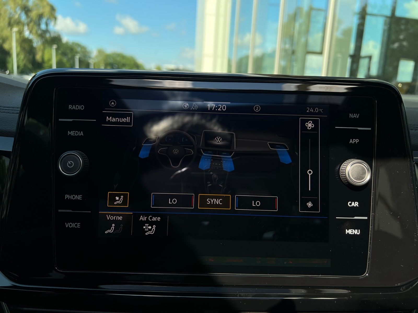 Fahrzeugabbildung Volkswagen T-Roc R-Line 1.5 TSI DSG *AHK, Pano, Black Style