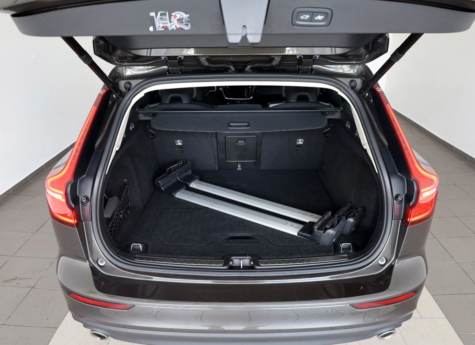 Fahrzeugabbildung Volvo V60 Kombi Momentum Pro,Aut.,Navi,Kamera, AHK el.
