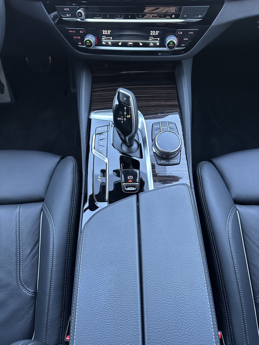 Fahrzeugabbildung BMW 530i Touring xDrive M-Sport NAV+LED+AHK+HUD+H&K