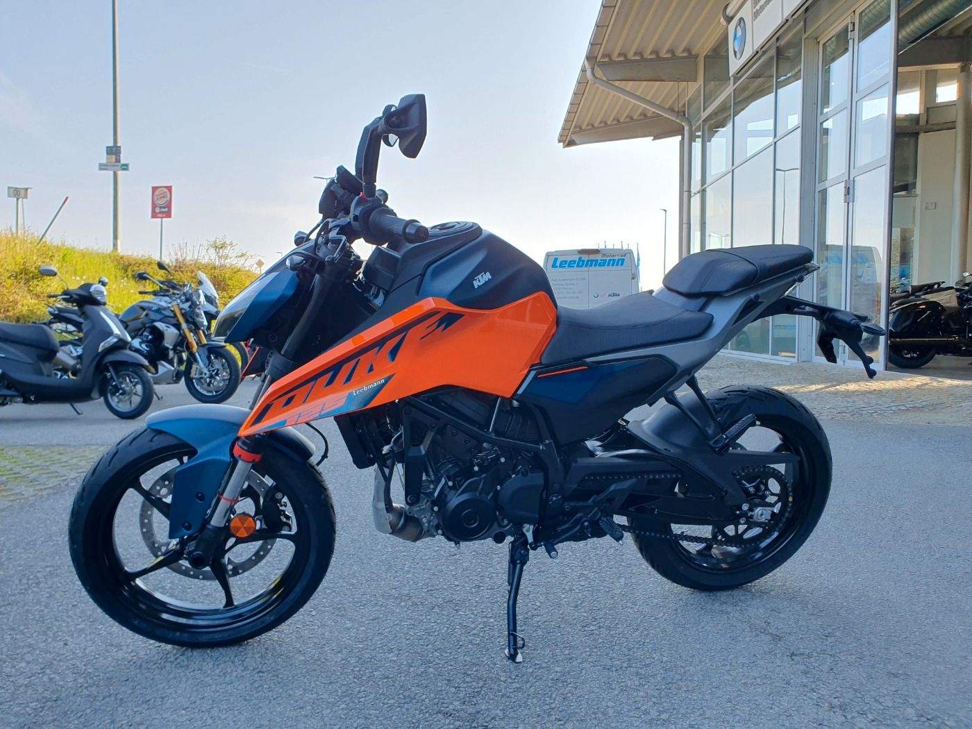 Fahrzeugabbildung KTM 125 Duke Modell 2024 beide Farben lagernd