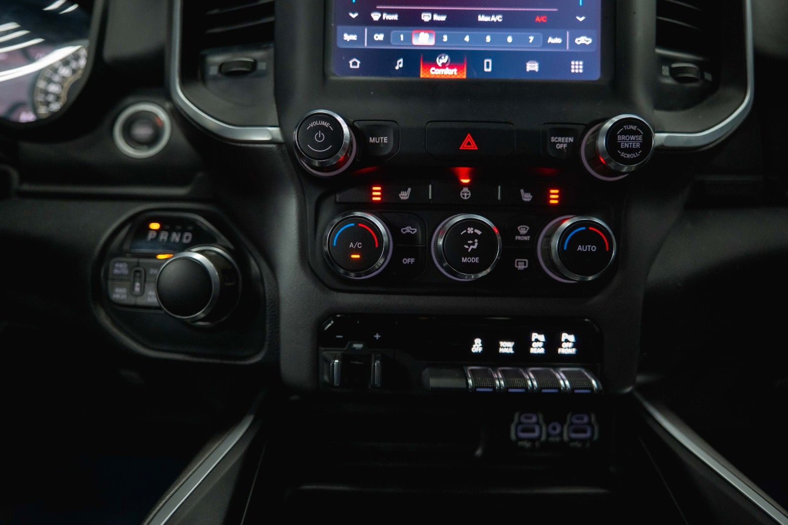 Fahrzeugabbildung Dodge RAM 5.7 V8 HEMI 4x4 OFFROAD Night-Paket *LED*19%