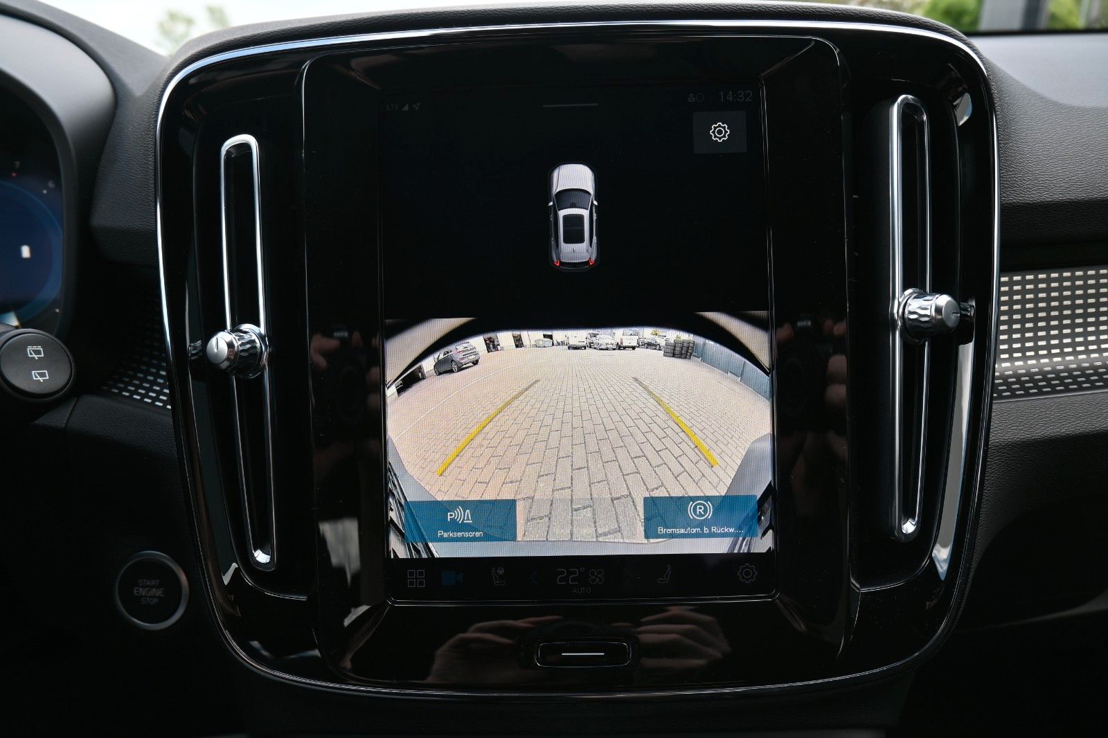 Fahrzeugabbildung Volvo XC40 B4 DKG Plus Dark*FSHZG*H&K*BLIS*ACC
