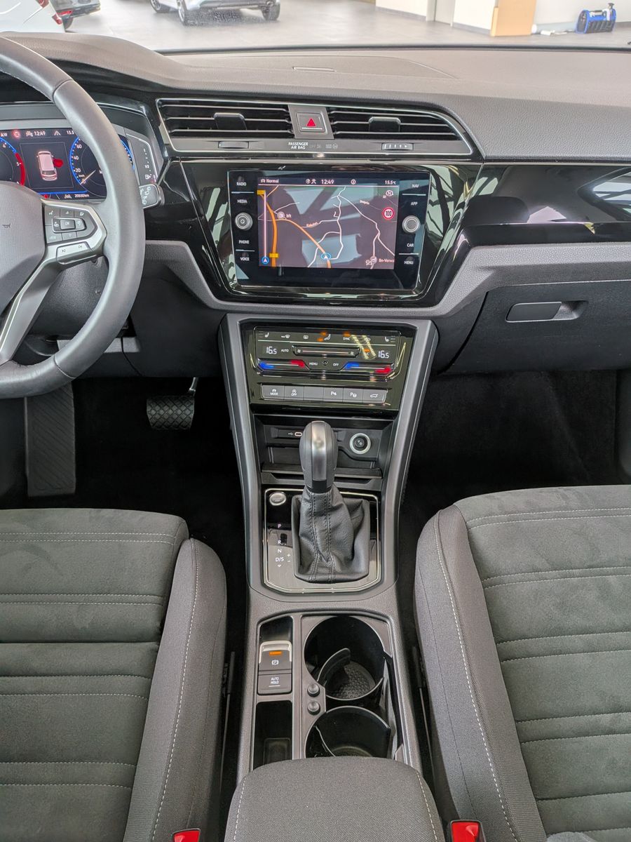Fahrzeugabbildung Volkswagen Touran 2.0 DSG R-Line High Pano 7-Si IQ AHK VOLL