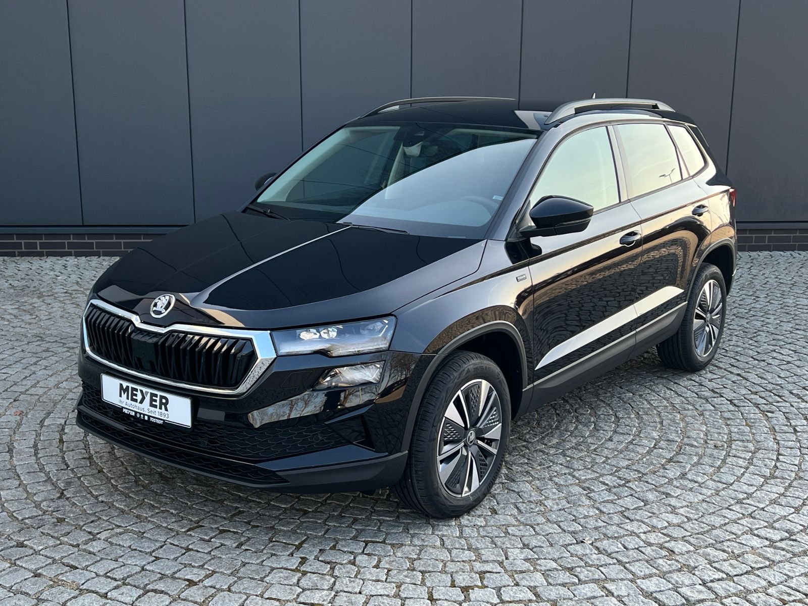 Fahrzeugabbildung SKODA Karoq Tour 1.5 TSI DSG *AHK, 17" LM-Felge, Navi,