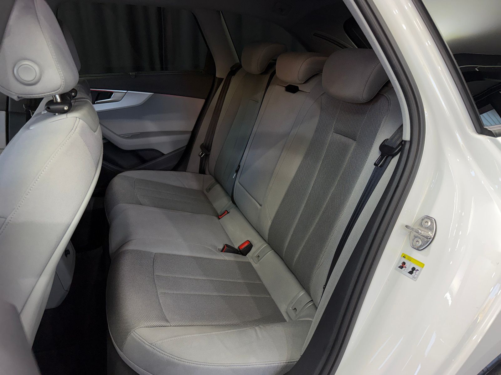 Fahrzeugabbildung Audi A4 Avant 35 TDI advanced|MATRIX|LCI|RF-KAMERA