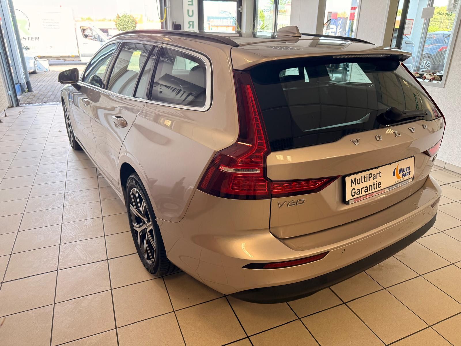 Fahrzeugabbildung Volvo V60 Kombi Core/ 1.HAND/SCHECKHEFT/8.FACH BEREIFT