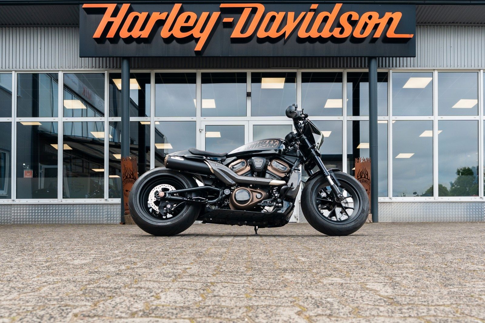 Fahrzeugabbildung Harley-Davidson Sportster S RH1250S - Jekill & Hyde 240er Umbau