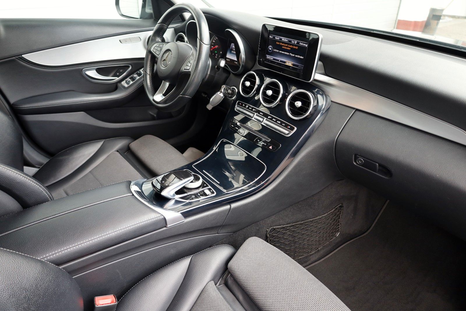 Fahrzeugabbildung Mercedes-Benz Lim. C 220d Avantgarde T.Leder,Navi,SH,PDC