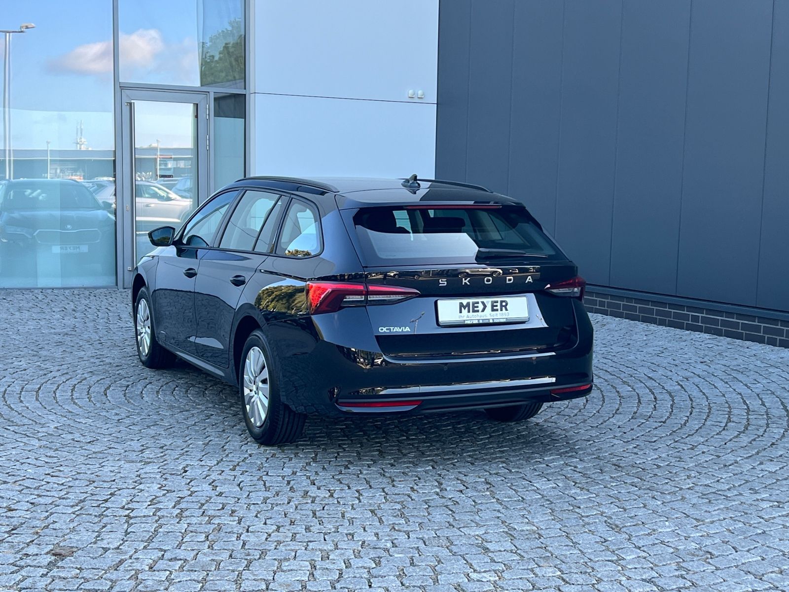 Fahrzeugabbildung SKODA Octavia Combi Essence 2.0 TDI *AHK, LED, SmartLi