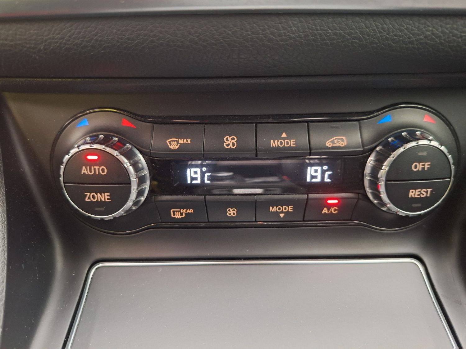 Fahrzeugabbildung Mercedes-Benz CLA 180 SB AMG-LINE/NAVI/LED/LEDER/PANO/SHZ