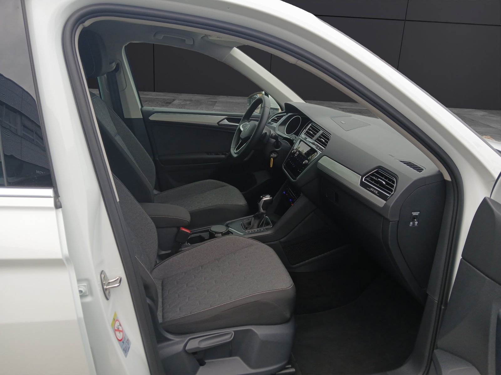 Fahrzeugabbildung Volkswagen Tiguan TSI Move DSG LED Navi ACC RFK SH LM