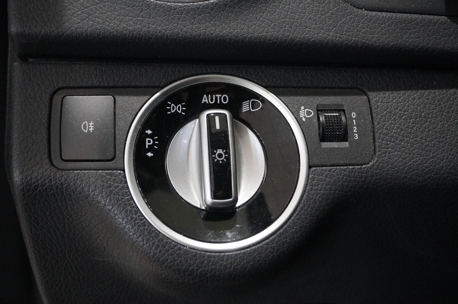 Fahrzeugabbildung Mercedes-Benz C 220 T AVANTGARDE KLIMA/SHZ/PDC/T-LEDER/USB