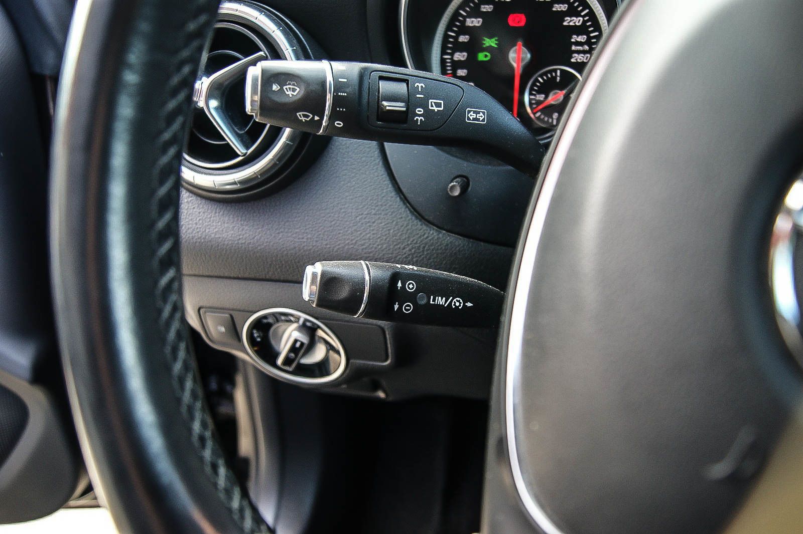 Fahrzeugabbildung Mercedes-Benz CLA 200 Shooting Brake 7G-DCT LED KEYLESS NAVI