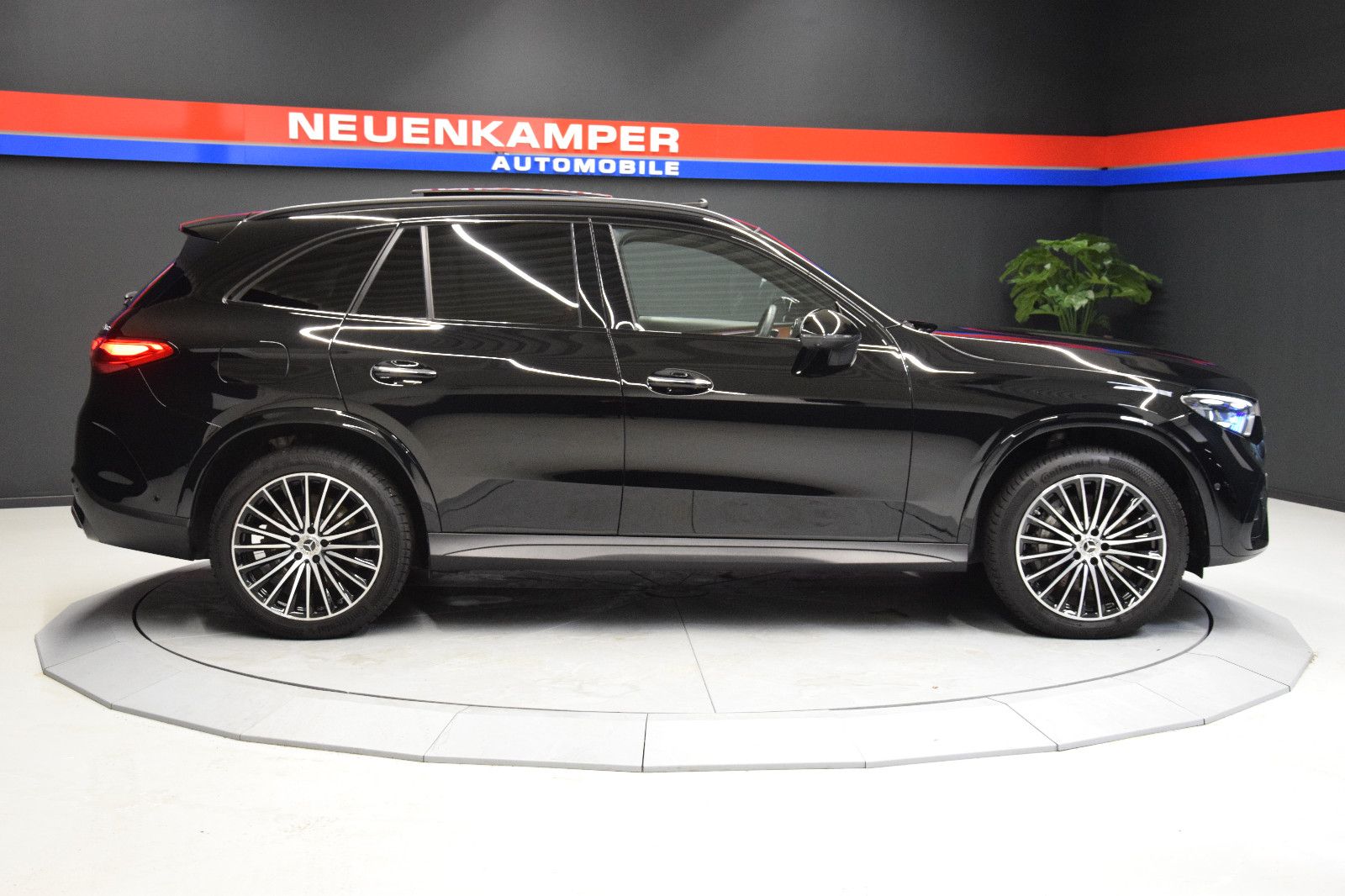 Fahrzeugabbildung Mercedes-Benz GLC 400 e 4Matic AMG Line Pano Distron. AHK 360°