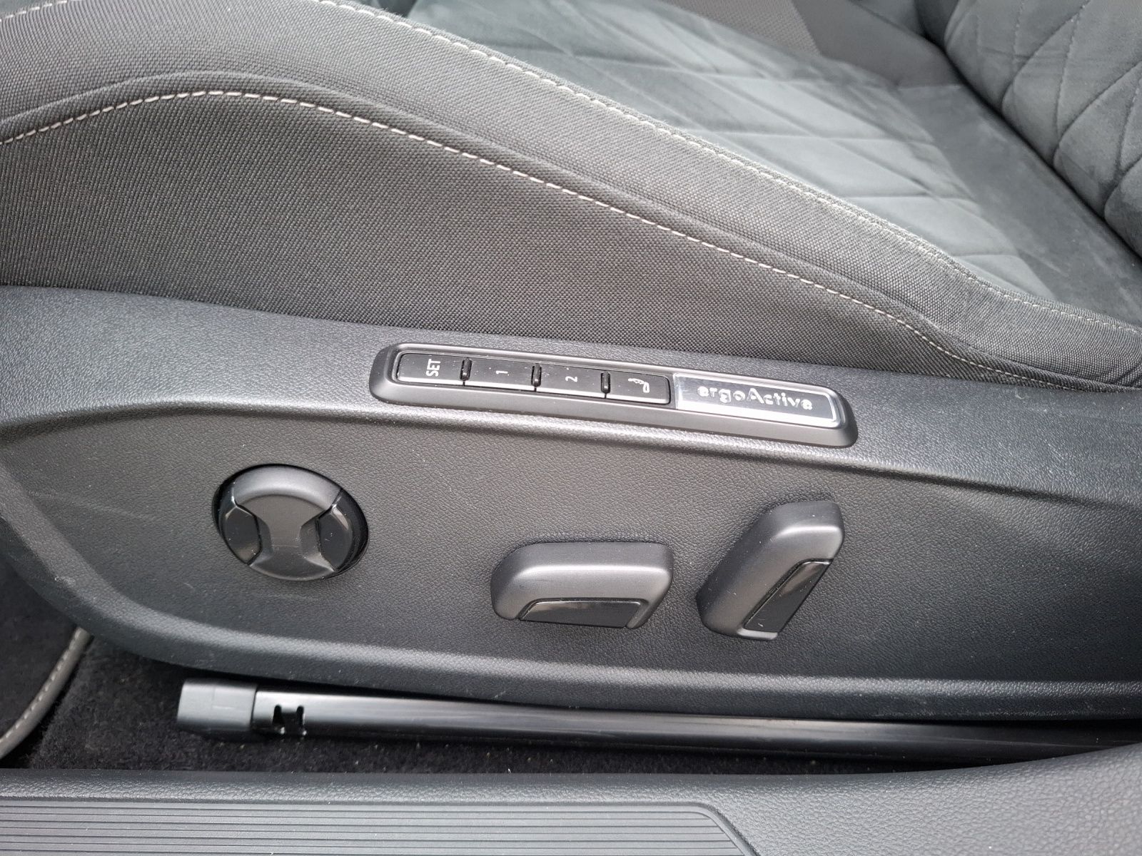Fahrzeugabbildung Volkswagen Golf VIII Variant eTSI Style DSG LEDplus CarPlay