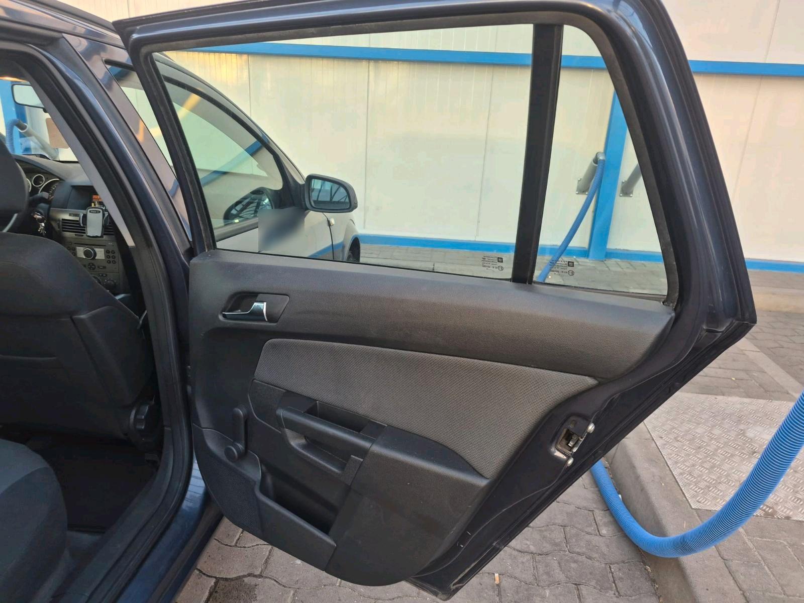 Opel Astra 2006 — photo 11