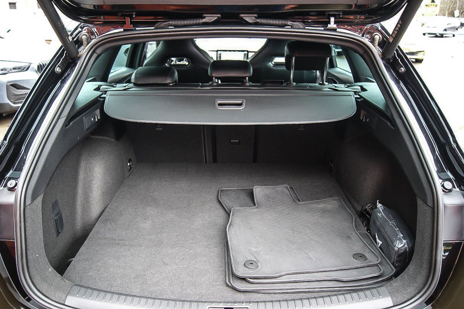 Fahrzeugabbildung CUPRA Leon Sportstourer e Hybrid DSG XL-VISION 1.HAND