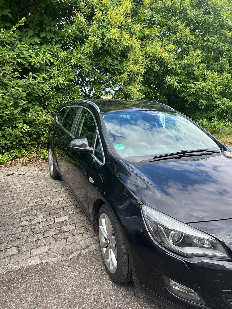 Opel Astra 2011 — rear view