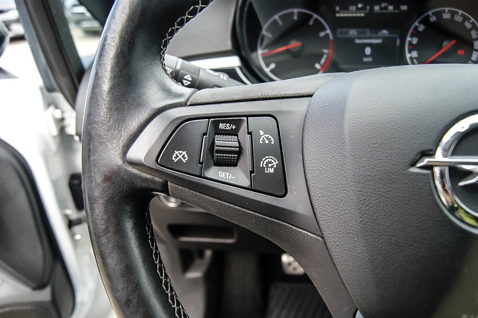 Fahrzeugabbildung Opel Corsa E 1.4 Color Edition 74kW/101PS 39tkm !!! C