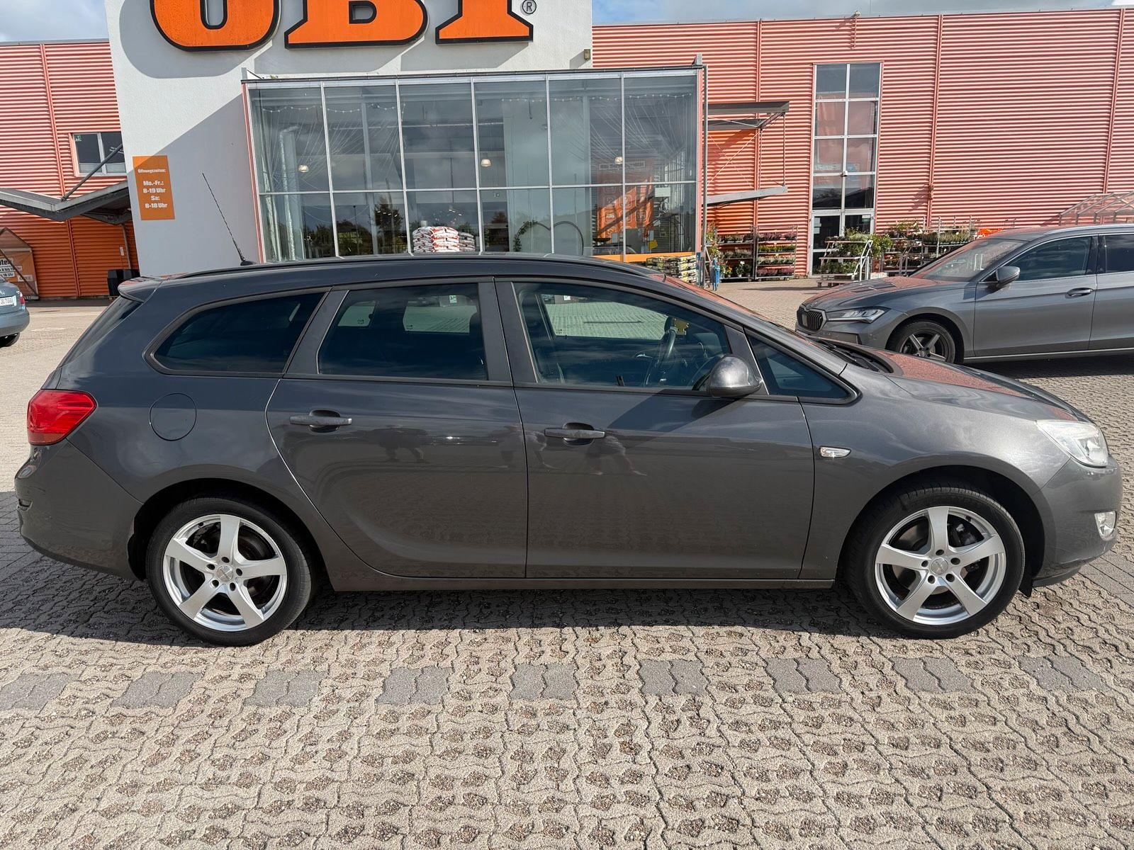 Opel Astra 2012 — вигляд ззаду