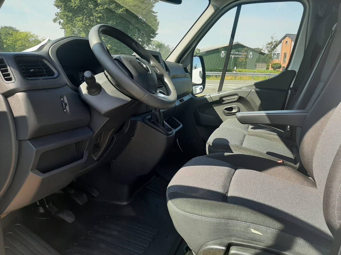 Fahrzeugabbildung Renault MASTER Kastenwagen FWD Kasten L2H2 3,5t dCi 135