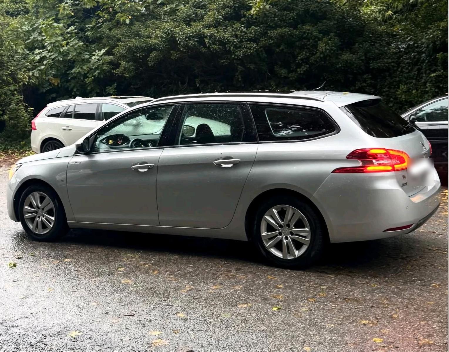 Peugeot 308 2015 — rear view