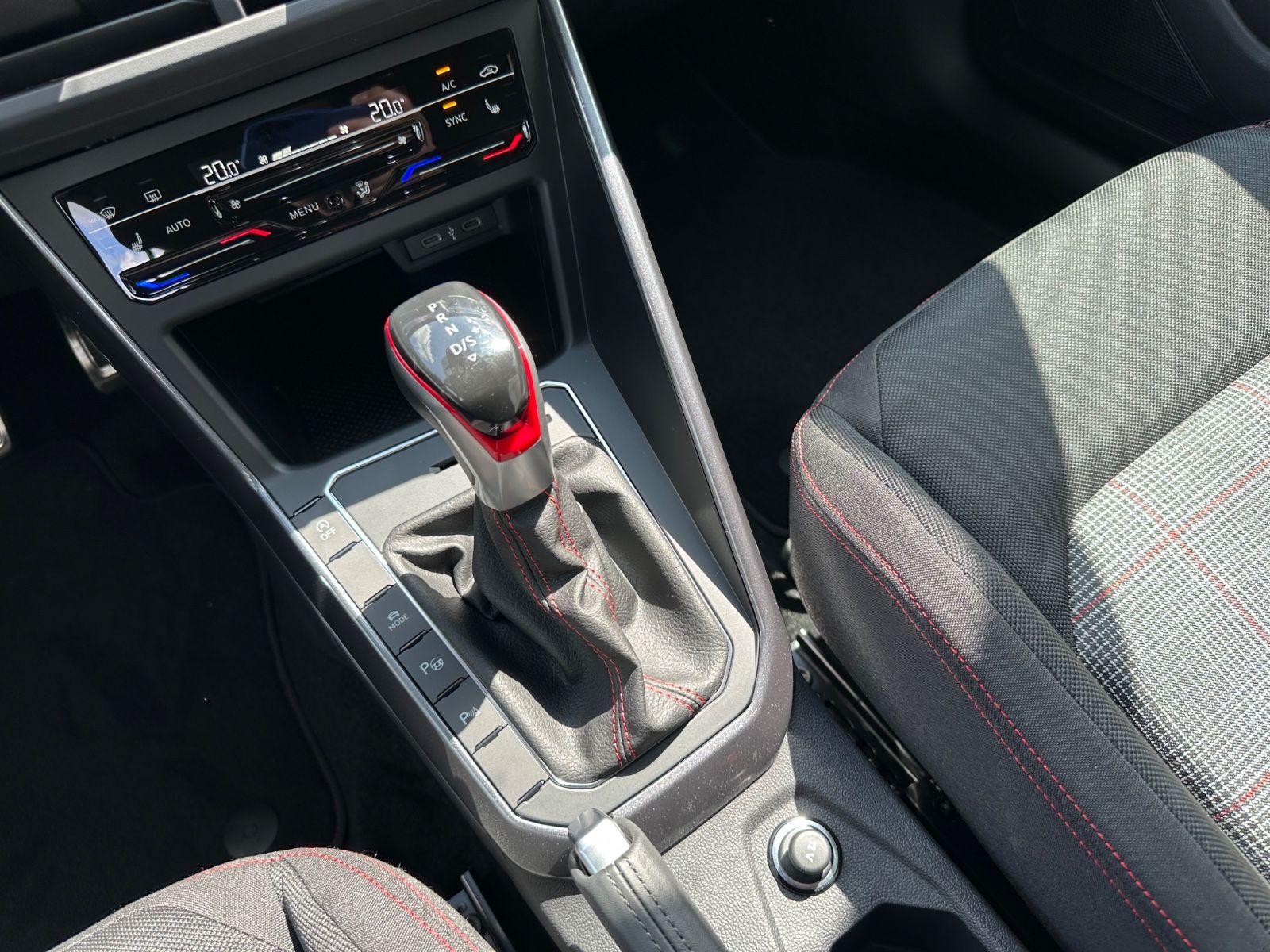 Fahrzeugabbildung Volkswagen Polo GTI 2.0 TSI DSG Navi/ACC/Matrix/IQ/SHZG/18"