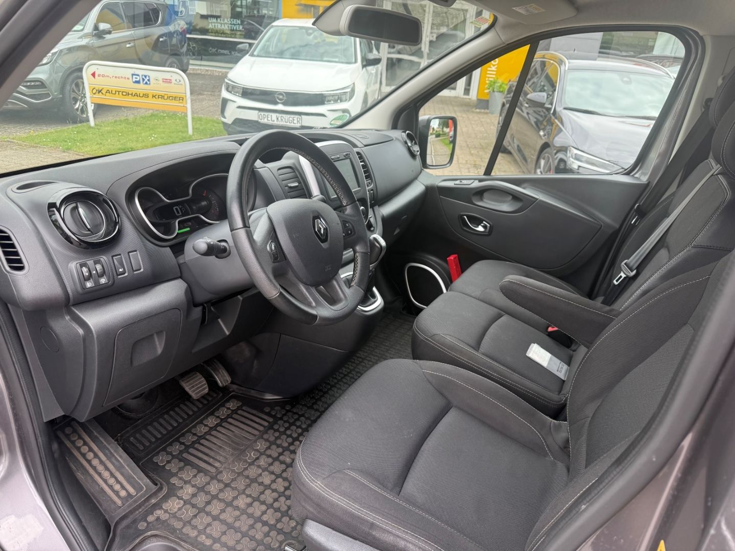 Fahrzeugabbildung Renault Trafic Life L2H1 - 9 Sitze + Rückfahrkamera