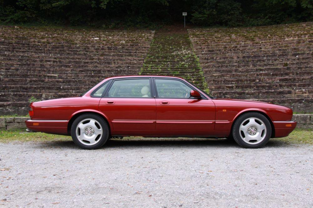 Jaguar XJR
