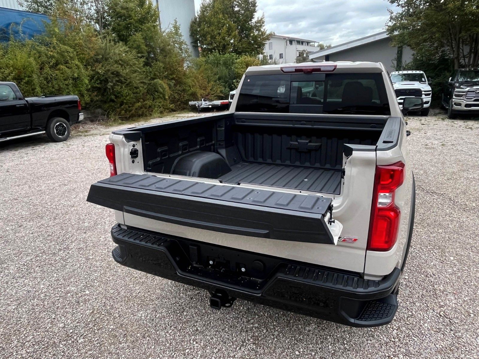 Vehicle photo 8
