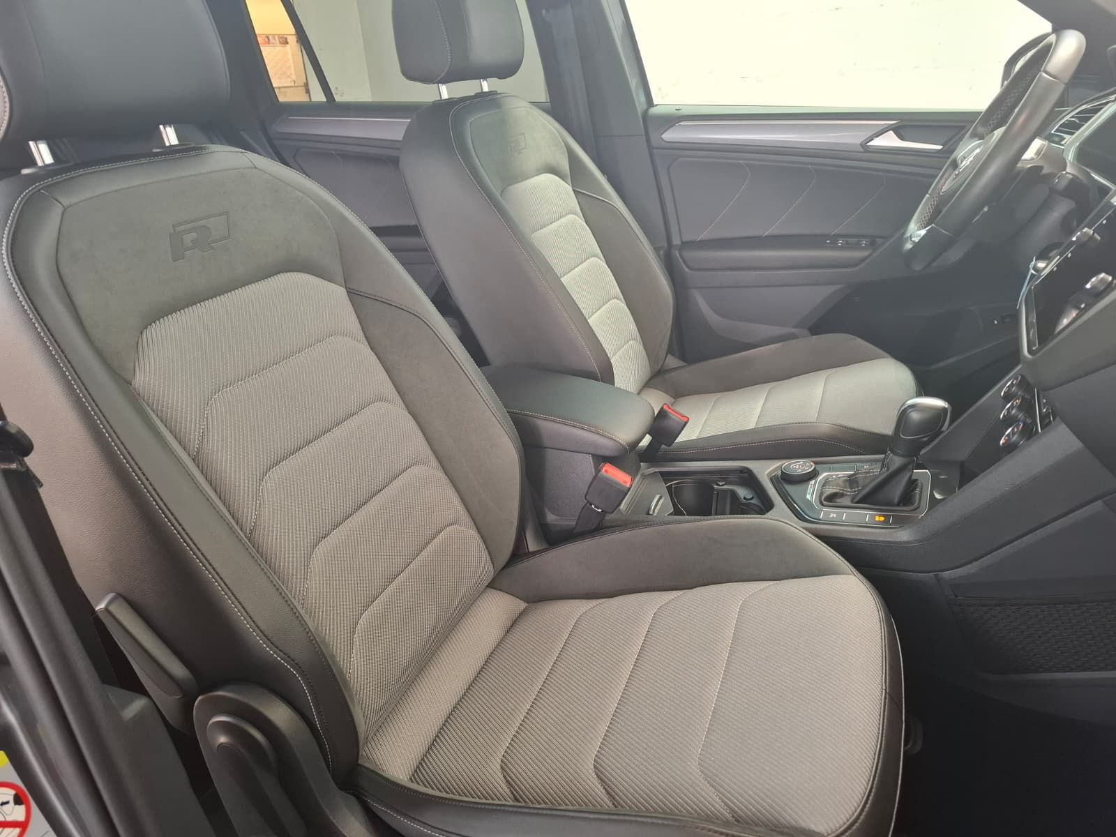 Fahrzeugabbildung Volkswagen Tiguan Highline 2.0TSI DSG 4-Motion R-Line + AHK