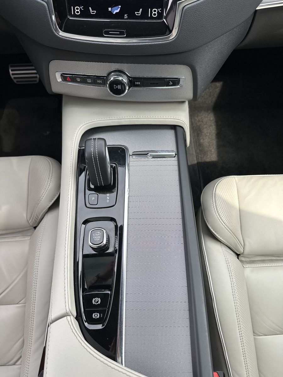 Fahrzeugabbildung Volvo XC90 T8 AWD R-Design 7-Sitzer NAV+LED+AHK+PANORA