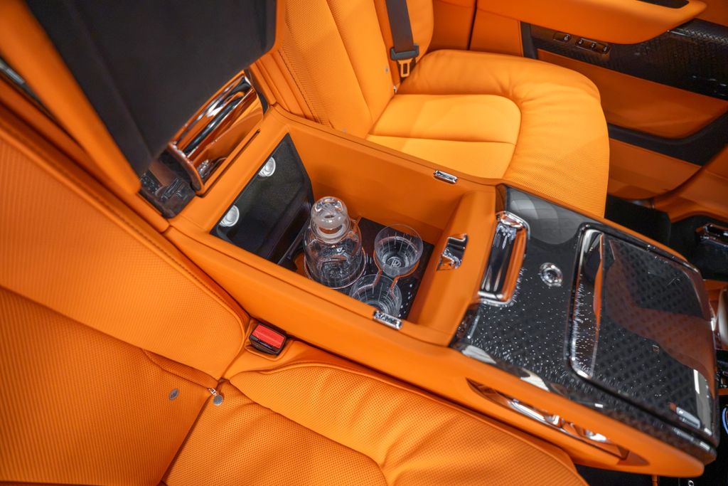 Cullinan BLACK BADGE 2026 BLACK/ORANGE FOOTREST - Bild 29