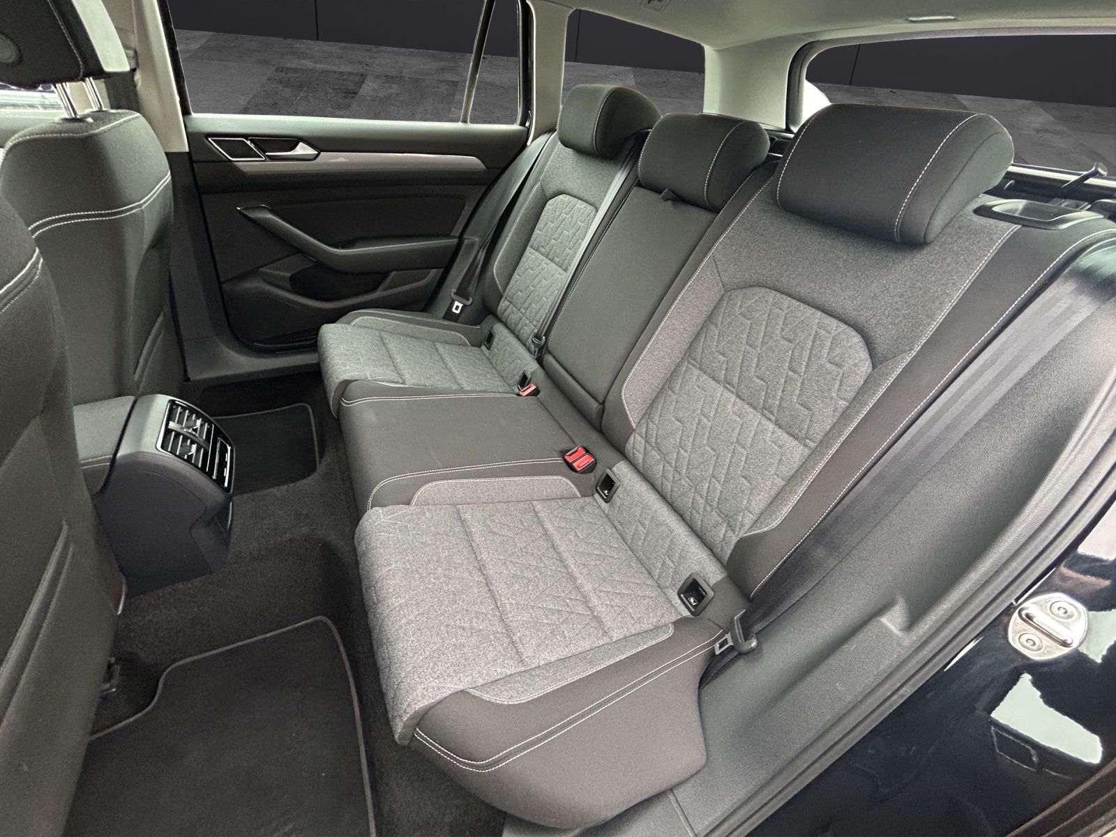 Fahrzeugabbildung Volkswagen Passat Variant TSI Business DSG LED Navi AID ACC