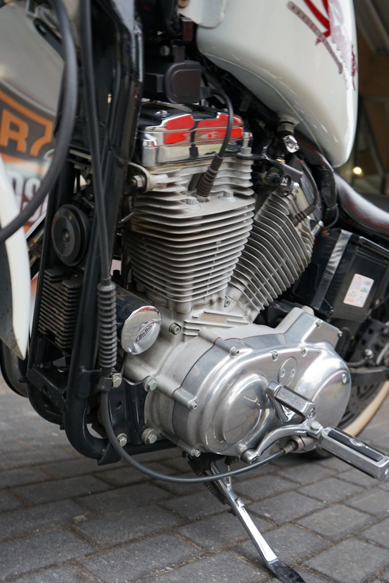 Fahrzeugabbildung Harley-Davidson Sportster XLH 883 Hugger-Weiß-Wenig KM-Neuwertig