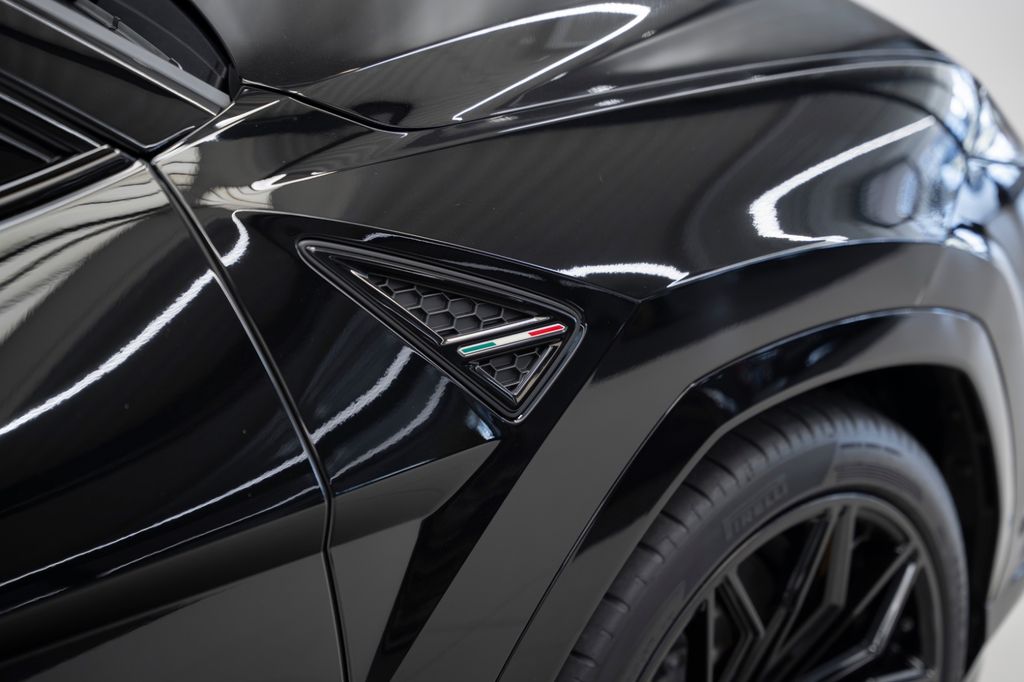Urus 4.0 V8 SE 2026 BLACK/YELLOW AKRAPOVIC CARBO - Bild 9