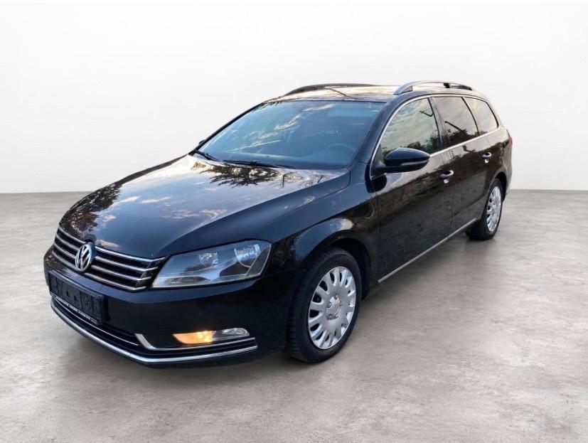 Volkswagen Passat 2013 — rear view