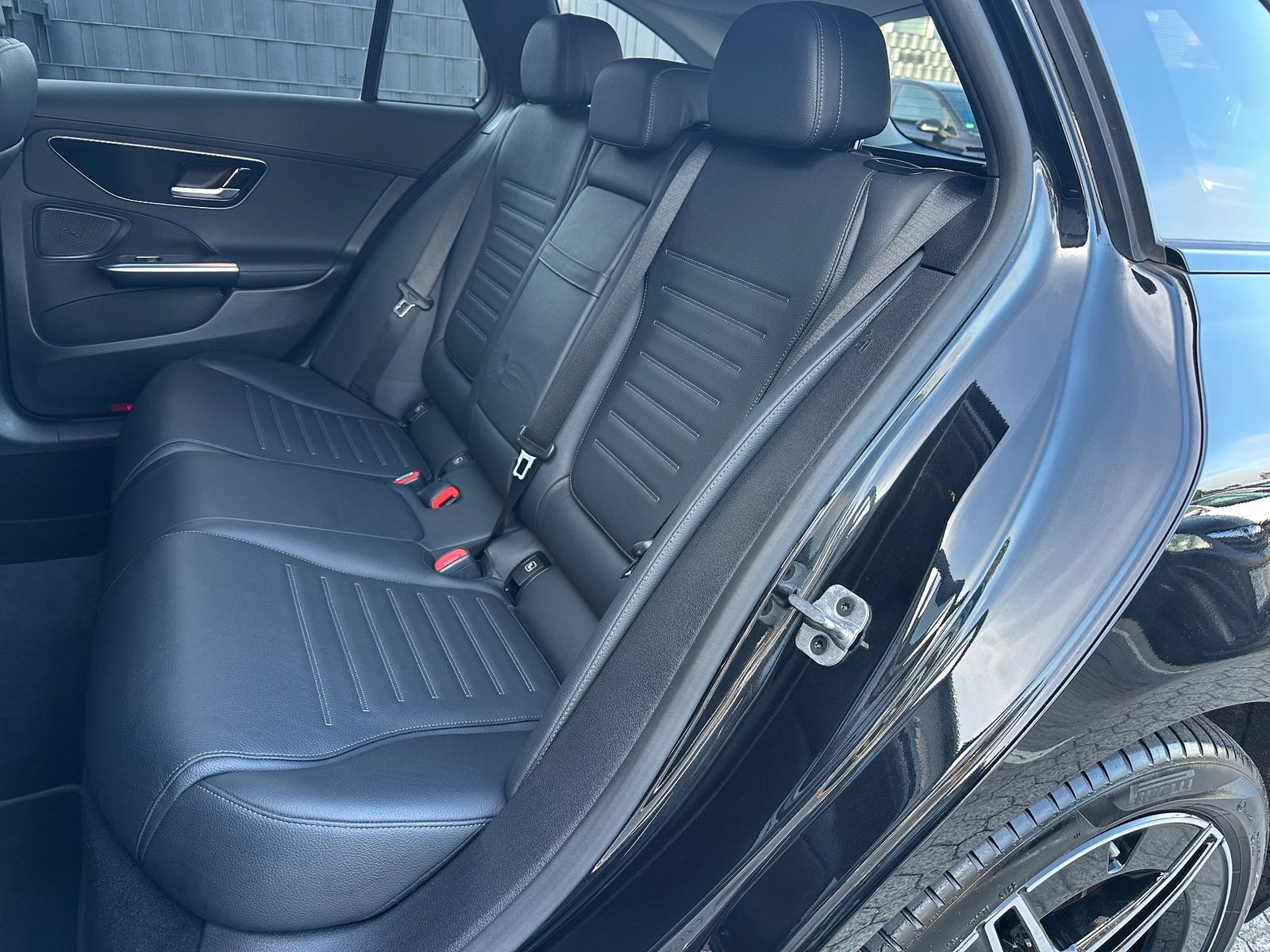 Fahrzeugabbildung Mercedes-Benz C 220d d T 4Matic T AMG-Line NAV+LED+DISTRONIC