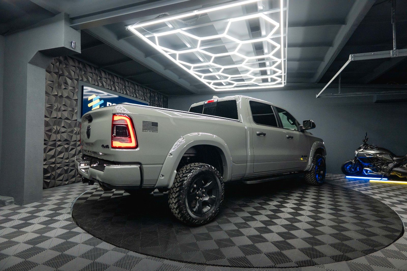 Fahrzeugabbildung Dodge RAM 5.7 V8 HEMI 4x4 Built to Serve LONG AxleLock