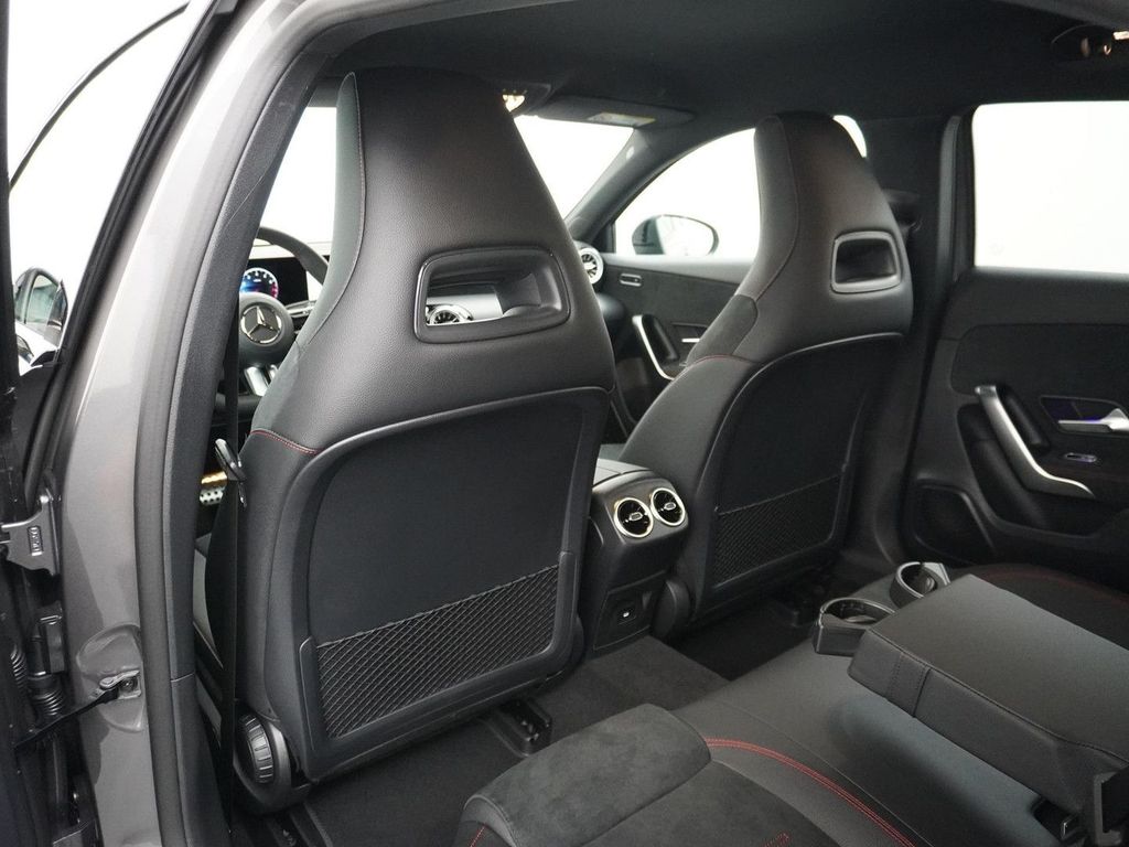 Mercedes-Benz A 180 Star Edition AMG Line | Voorstoelen Verwar