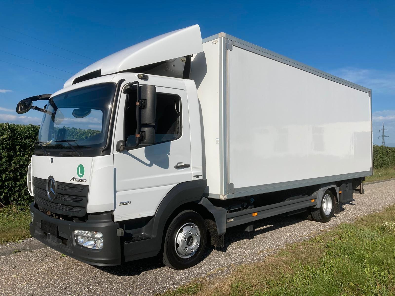 Mercedes-Benz 821L
