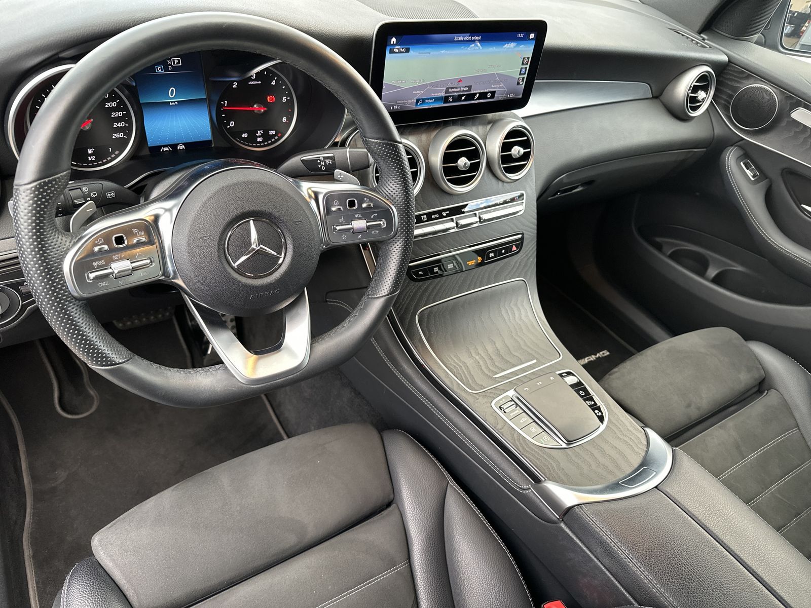 Fahrzeugabbildung Mercedes-Benz GLC 300d 4Matic AMG-Line NAV+LED+AHK+KAMERA+19ZO