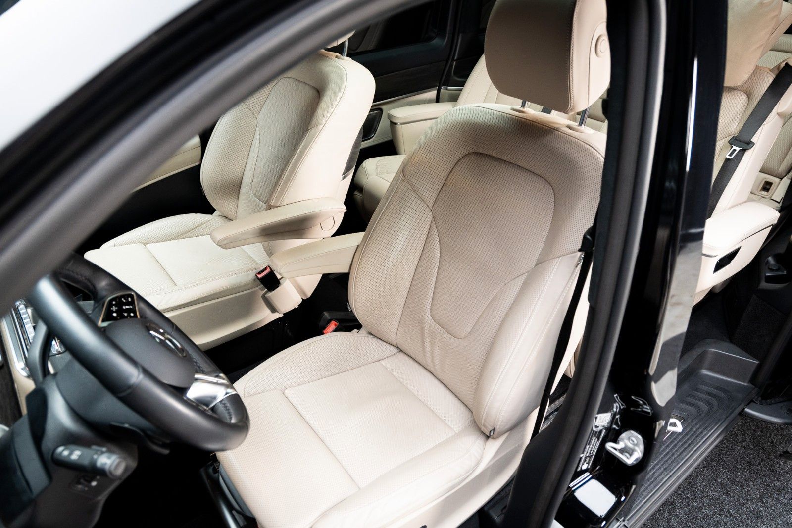 Fahrzeugabbildung Mercedes-Benz V 300 d 4MATIC EXCLUSIVE lang + AIRMATIC + Bur