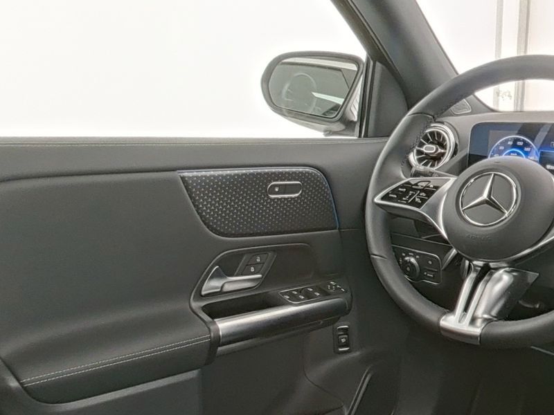 Fahrzeugabbildung Mercedes-Benz EQA 300 4M BONUS+ALLRAD+STNDH+VERKZ.AS+LHZ+CARPL
