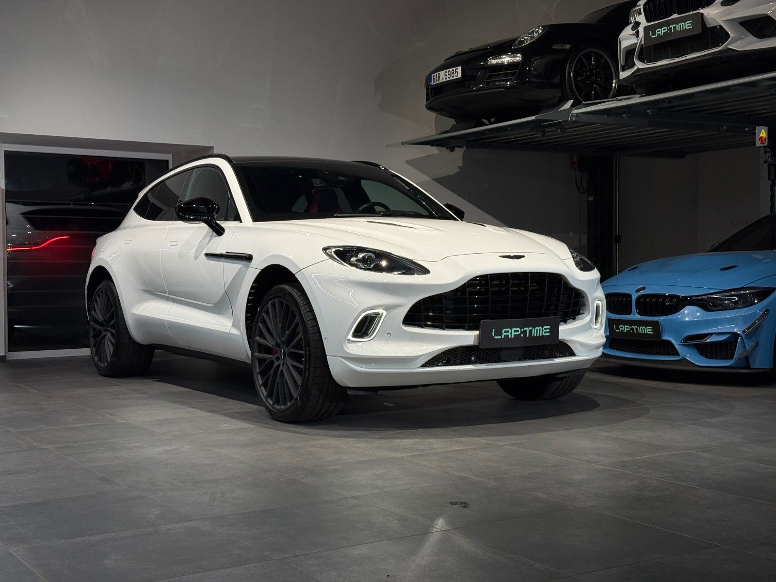 ASTON MARTIN DBX