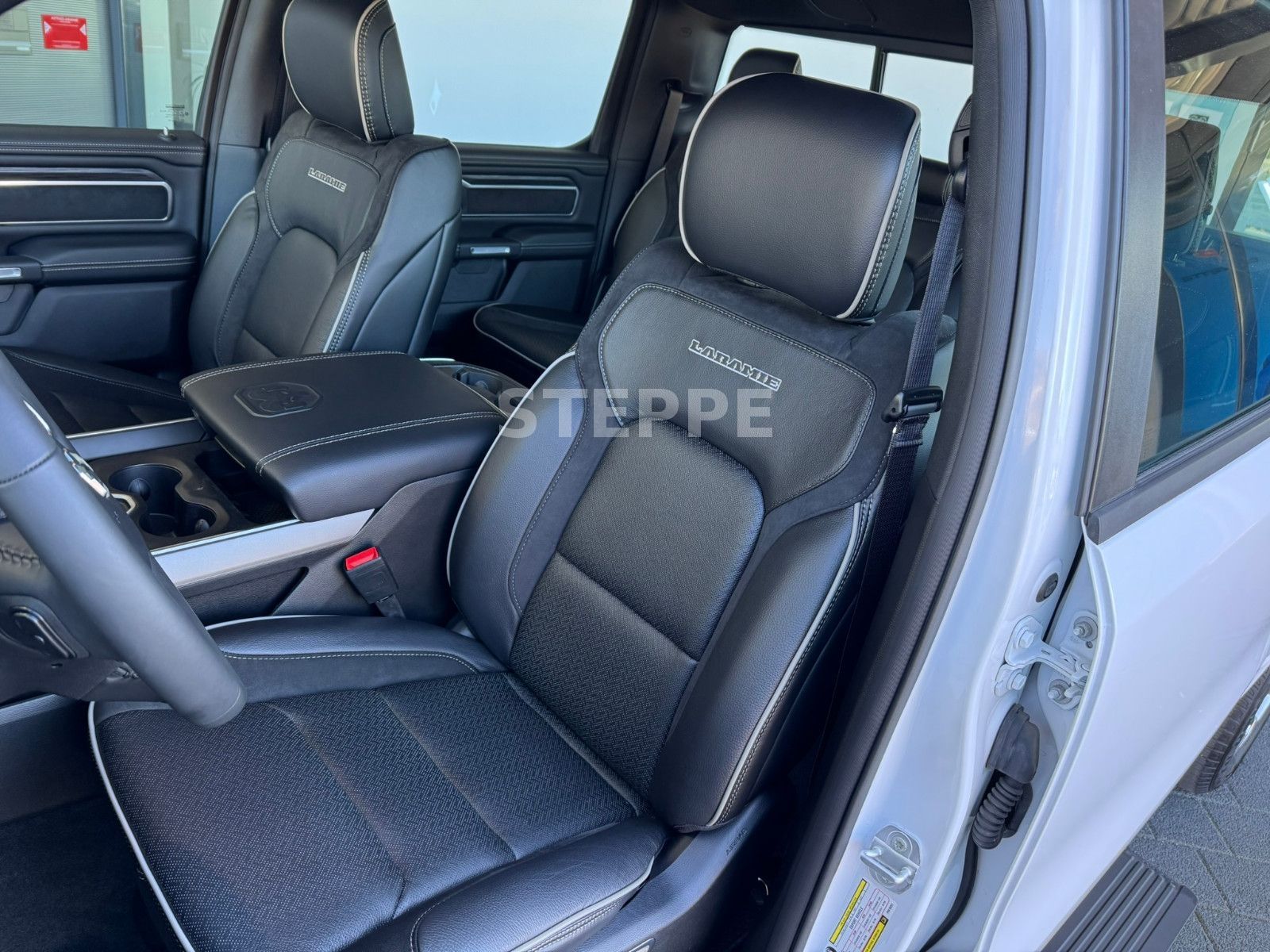 Dodge RAM 1500 5,7 V8  LARAMIE Sport Luftfed. AHK 20"