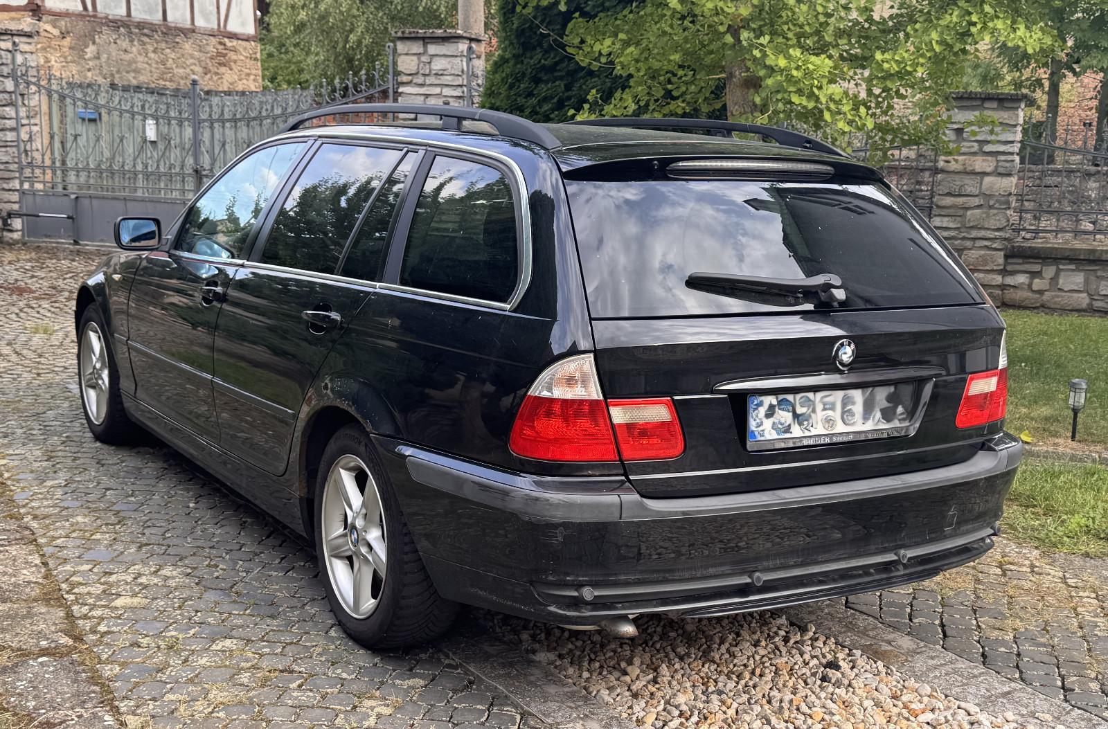 BMW 320 2005 — rear view