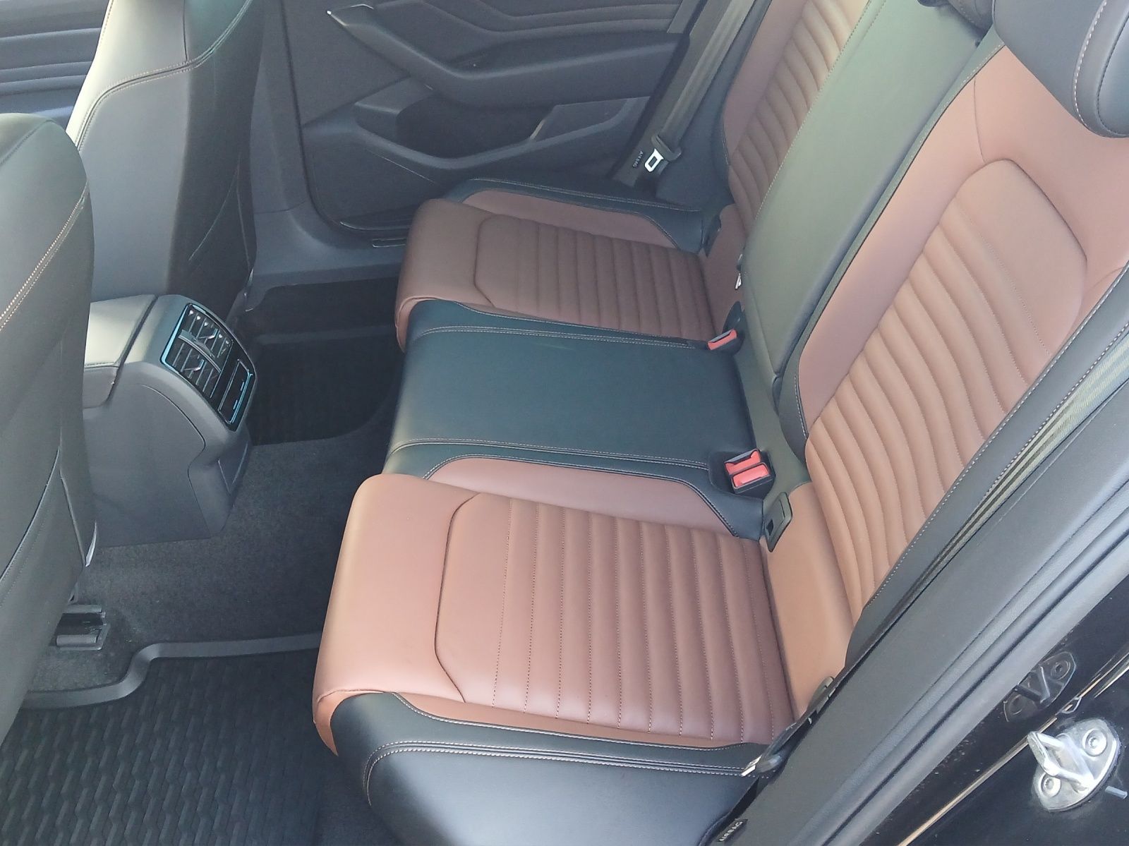 Fahrzeugabbildung Volkswagen Passat Variant TDI R-Line DSG Matrix AHK Navi Le