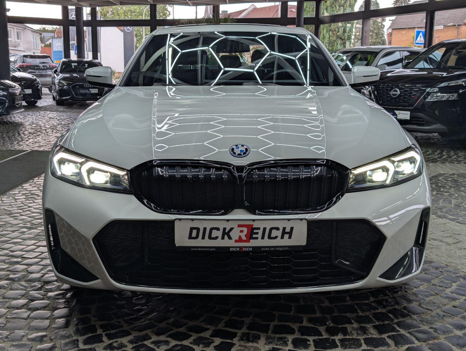 BMW 330 e Limo M Sport Shadow AHK*AMBI*APP*KAM*PANO imagem 2